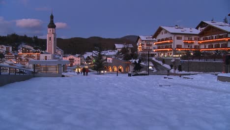 Escena-Nocturna-En-Un-Pueblo-Tirolés-Nevado-En-Los-Alpes-En-Austria,-Suiza,-Italia,-Eslovenia-O-Un-Country-De-Europa-Oriental