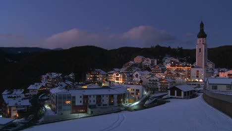 Escena-Nocturna-En-Un-Pueblo-Tirolés-Nevado-En-Los-Alpes-En-Austria,-Suiza,-Italia,-Eslovenia-O-Un-Country-De-Europa-Oriental-2