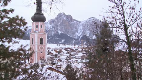 Campanario-En-Un-Pueblo-Tirolés-Nevado-En-Los-Alpes-En-Austria,-Suiza,-Italia,-Eslovenia-O-Un-Country-De-Europa-Oriental-1