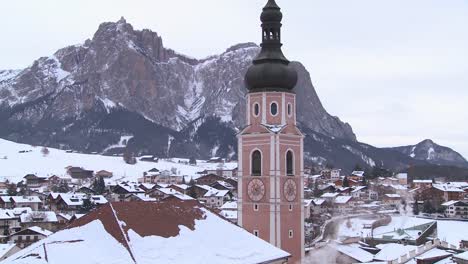 Una-Iglesia-En-Un-Pueblo-Tirolés-Nevado-En-Los-Alpes-En-Austria,-Suiza,-Italia,-Eslovenia-O-Un-Country-De-Europa-Oriental-1