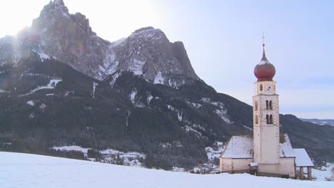 Una-Iglesia-Oriental-En-Un-Pueblo-Tirolés-Nevado-En-Los-Alpes-En-Austria,-Suiza,-Italia,-Eslovenia-O-Un-Country-De-Europa-Oriental-1