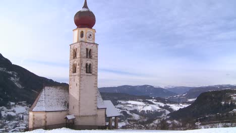 Eine-Ostkirche-In-Einem-Verschneiten-Tiroler-Dorf-In-Den-Alpen-In-österreich-Schweiz-Italien-Slowenien-Oder-Einem-Osteuropäischen-Land-2