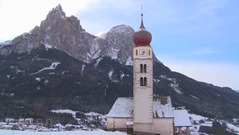 Zeitrafferwolken-über-Einer-Ostkirche-In-Einem-Verschneiten-Tiroler-Dorf-In-Den-Alpen-In-Österreich-Schweiz-Italien-Slowenien-Oder-Einem-Osteuropäischen-Land-1