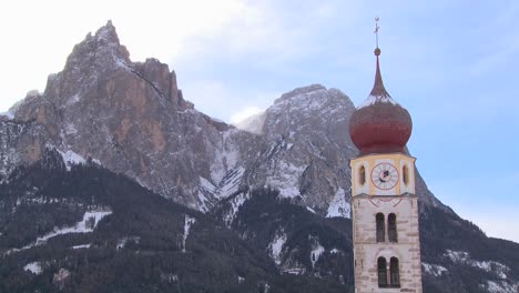 Una-Iglesia-Oriental-En-Un-Pueblo-Tirolés-Nevado-En-Los-Alpes-En-Austria-Suiza-Italia-Eslovenia-O-Un-Country-De-Europa-Oriental-4