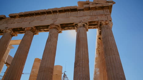Ángulo-Bajo-De-Las-Columnas-De-La-Acrópolis-Y-El-Partenón-En-La-Cima-De-La-Colina-En-Atenas,-Grecia
