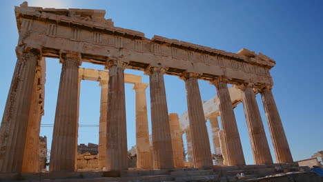 Disparo-De-ángulo-Bajo-De-Las-Columnas-De-La-Acrópolis-Y-El-Partenón-En-La-Cima-De-La-Colina-En-Atenas,-Grecia