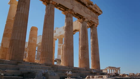 Disparo-De-ángulo-Bajo-De-Las-Columnas-De-La-Acrópolis-Y-El-Partenón-En-La-Cima-De-Una-Colina-En-Atenas,-Grecia-1