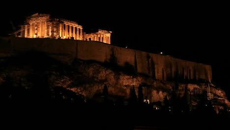 Fotografía-Nocturna-De-La-Acrópolis-Y-El-Partenón-En-La-Cima-De-Una-Colina-En-Atenas,-Grecia