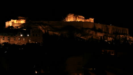 Fotografía-Nocturna-De-La-Acrópolis-Y-El-Partenón-En-La-Cima-De-Una-Colina-En-Atenas,-Grecia-1