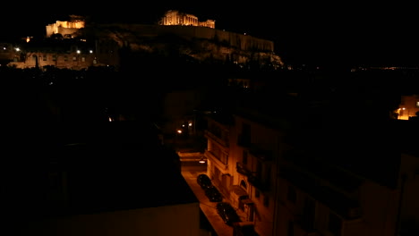 Fotografía-Nocturna-De-La-Acrópolis-Y-El-Partenón-En-La-Cima-De-Una-Colina-En-Atenas,-Grecia-2