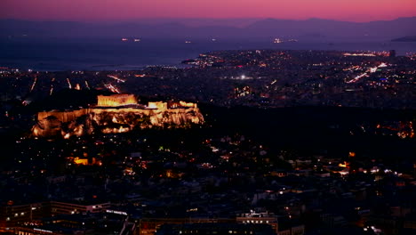 Hermosa-Toma-De-Establecimiento-De-Atenas,-Grecia-Y-La-Acrópolis-Al-Anochecer-O-De-Noche