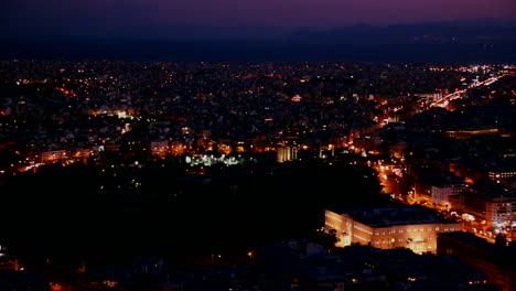 Hermosa-Toma-Panorámica-De-Atenas,-Grecia-Y-La-Acrópolis-Al-Atardecer-O-De-Noche