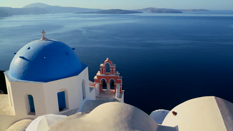Wunderschöne-Kirchen-Und-Gebäude-Zieren-Die-Insel-Santorini-Auf-Den-Griechischen-Inseln