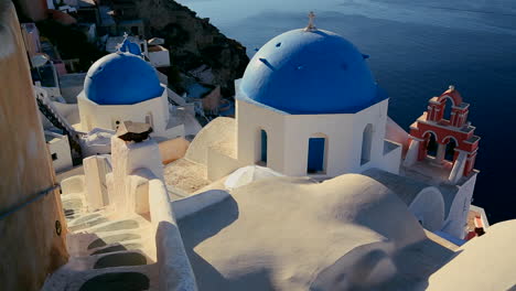 Eine-Schöne-Langsame-Pfanne-Einer-Griechisch-orthodoxen-Kirche-Auf-Der-Griechischen-Insel-Santorin