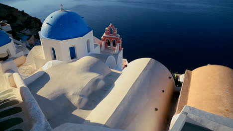 Ein-Schöner-Langsamer-Schwenk-Einer-Griechisch-orthodoxen-Kirche-Auf-Der-Griechischen-Insel-Santorini-1