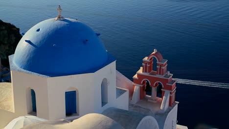 Un-Barco-Pasa-Por-Una-Iglesia-Ortodoxa-Griega-En-La-Isla-Griega-De-Santorini