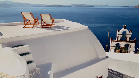 Schwenken-Sie-über-Liegestühle-Auf-Einem-Schönen-Balkon-Auf-Den-Griechischen-Inseln