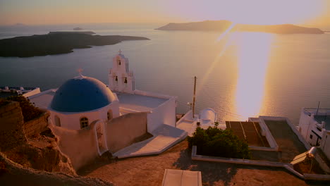 Ein-Schöner-Sonnenuntergang-Hinter-Einer-Griechisch-orthodoxen-Kirche-Auf-Der-Griechischen-Insel-Santorini