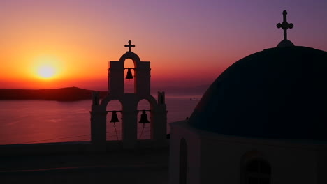 Ein-Erstaunlicher-Und-Schöner-Sonnenuntergang-Hinter-Einer-Griechisch-orthodoxen-Kirche-Auf-Der-Griechischen-Insel-Santorini
