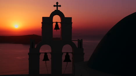 Ein-Erstaunlicher-Und-Schöner-Sonnenuntergang-Hinter-Einer-Griechisch-orthodoxen-Kirche-Auf-Der-Griechischen-Insel-Santorini-3