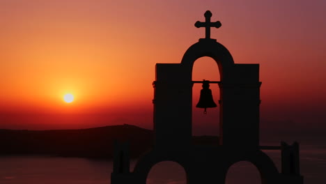 Ein-Erstaunlicher-Und-Schöner-Sonnenuntergang-Hinter-Einer-Griechisch-orthodoxen-Kirche-Auf-Der-Griechischen-Insel-Santorini-4