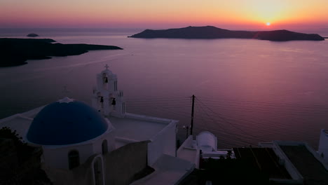 Ein-Erstaunlicher-Und-Schöner-Sonnenuntergang-Hinter-Einer-Griechisch-orthodoxen-Kirche-Auf-Der-Griechischen-Insel-Santorini-5