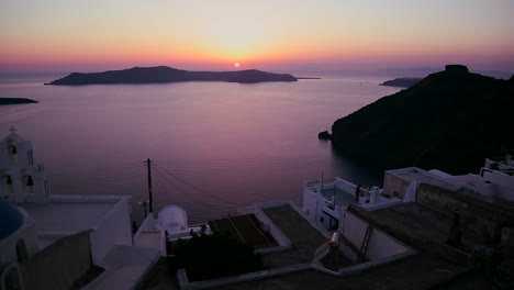 Ein-Erstaunlicher-Und-Schöner-Sonnenuntergang-Hinter-Einer-Griechisch-orthodoxen-Kirche-Auf-Der-Griechischen-Insel-Santorini-7