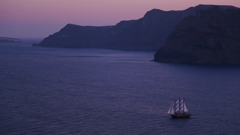 Ein-Wunderschönes-Segelschiff-Segelt-Nachts-In-Der-Nähe-Einiger-Inseln