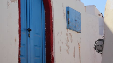 Schöne-Weiß-Getünchte-Wände-Und-Blaue-Türen-Auf-Der-Insel-Santorini-In-Griechenland-1