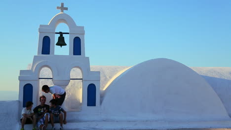 Kinder-Sitzen-Auf-Dem-Weißen-Dach-Einer-Griechisch-orthodoxen-Kirche