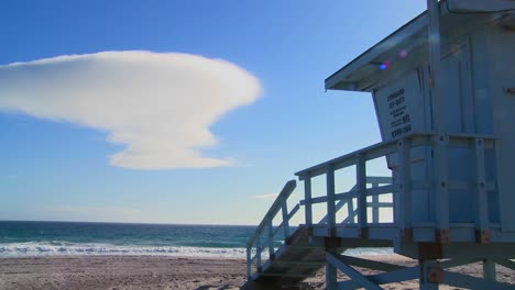 Time-lapse-of-a-cloud-formation-behind-a-lifeguard-station-on-a-Los-Angeles-beach