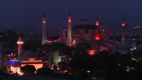 Die-Hagia-Sophia-Moschee-In-Istanbul-Türkei-In-Der-Abenddämmerung-Oder-Nacht-2