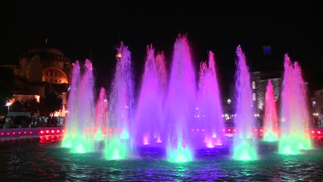 Fuentes-De-Colores-En-Estambul,-Turquía-Al-Atardecer-O-De-Noche