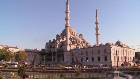 Barcos-Pasando-Por-Delante-De-Las-Mezquitas-De-Estambul,-Turquía-Al-Anochecer-2