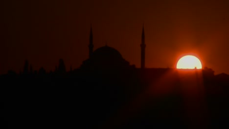 Ein-Wunderschöner-Zeitraffer,-In-Dem-Die-Sonne-Hinter-Einer-Moschee-In-Einem-Islamischen-Land-Untergeht