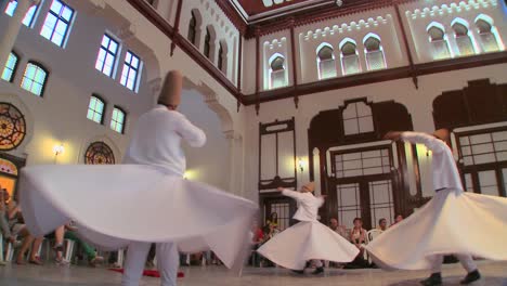 Los-Derviches-Giratorios-Realizan-Una-Danza-Mística-En-Estambul,-Turquía