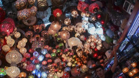Lámparas-Y-Luces-Multicolores-En-Una-Tienda-En-Estambul,-Turquía