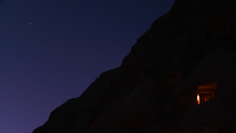 Una-Habitación-Está-Iluminada-Bajo-Las-Estrellas-Por-La-Noche-En-Capadocia-Turquía