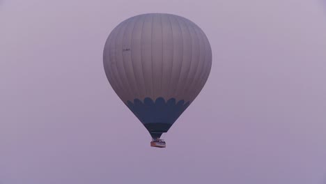 Ein-Heißluftballon-Fliegt-Gegen-Einen-Lila-Himmel