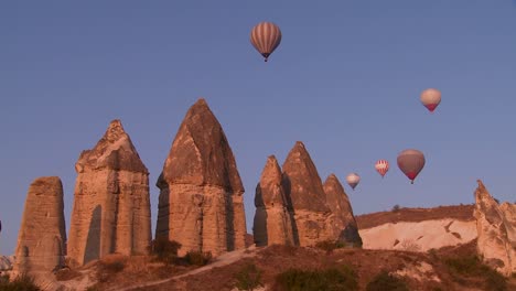 Heißluftballons-Fliegen-über-Die-Herrlichen-Geologischen-Formationen-Von-Kappadokien-Türkei