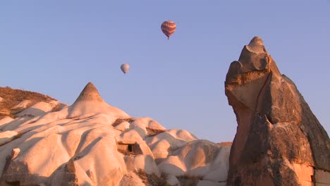 Heißluftballons-Fliegen-über-Die-Herrlichen-Geologischen-Formationen-Von-Kappadokien-Türkei-1
