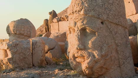 Die-Großen-Archäologischen-Köpfe-Auf-Dem-Gipfel-Des-Mt-Nemrut-Turkey-3