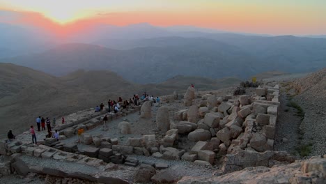 Blick-Aus-Der-Vogelperspektive-Auf-Die-Großen-Archäologischen-Ruinen-Auf-Dem-Gipfel-Des-Mt-Nemrut-Türkei