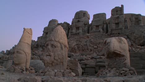 Die-Großen-Archäologischen-Ruinen-Auf-Dem-Gipfel-Des-Mt-Nemrut-Türkei-2