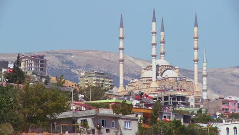 Las-Mezquitas-Se-Destacan-En-El-Horizonte-En-Una-Ciudad-Remota-En-Azerbaiyán,-Georgia,-Asia-Central-O-Turquía-1