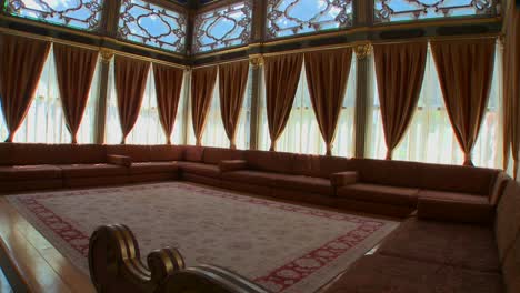 El-Interior-De-Una-Lujosa-Sala-De-Reuniones-O-Salón-Del-Imperio-Otomano