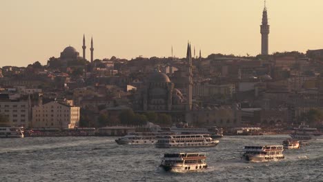 Barcos-Y-Transbordadores-Cruzan-El-Ajetreado-Bósforo-En-Estambul,-Turquía