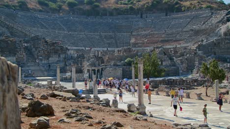 Los-Turistas-Caminan-Cerca-Del-Coliseo-De-Ã‰feso,-Grecia