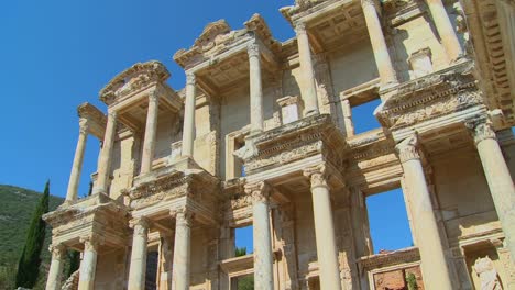 Flachwinkelansicht-Einer-Alten-Fassade-In-Ephesus-Türkei