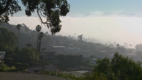 Nebel-Rollt-In-Dieser-Zeitrafferaufnahme-über-Nachbarn-In-Südkalifornien
